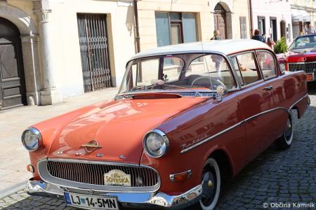 Mednarodna revija starodobnikov v Kamnik privabila ljubitelje klasičnih vozil (20)